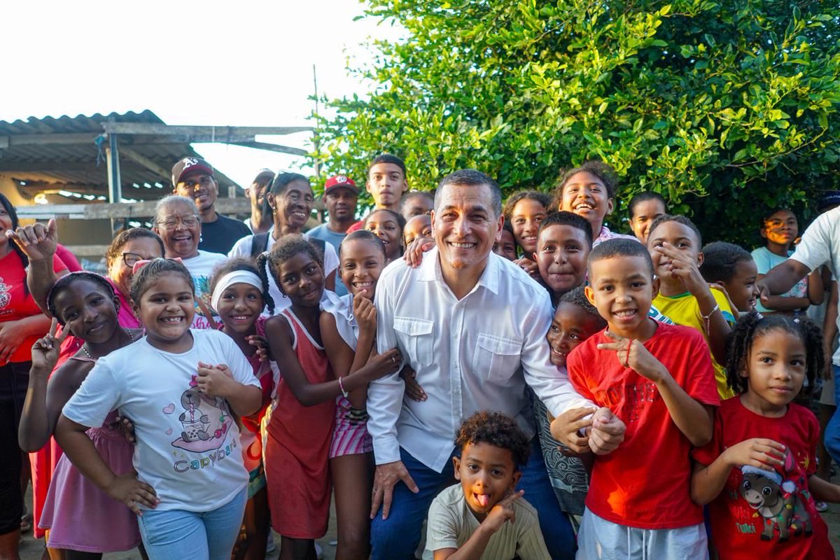 dumek_turbay's tweet photo. Gracias a la comunidad de República del Caribe, en las faldas de #LaPopa, por el recibimiento, la calidez y el cariño. Será honrada con obras de infraestructura vial, educativa, deportiva y de saneamiento básico. 

Y de ahí salió esta foto con la pelaera ❤️ https://t.co/IYtxCQkqMV