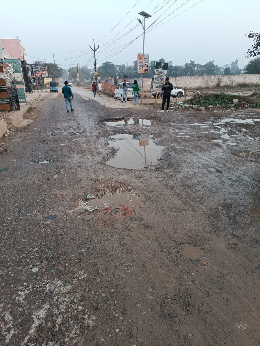 BMinerals22871's tweet photo. @dm_ghaziabad 
महोदय ये गाजियाबाद की हम तुम रोड़ की हालत है आखिर कब तक हम राजनगर एक्सटेंशन निवासी टूटी सड़के, अनियंत्रित ओवरलोडेड बिना नंबर प्लेट के ट्रक, अंधेरी सड़को पर मौत के साए में जिएंगे। https://t.co/9s7X7kxbz9