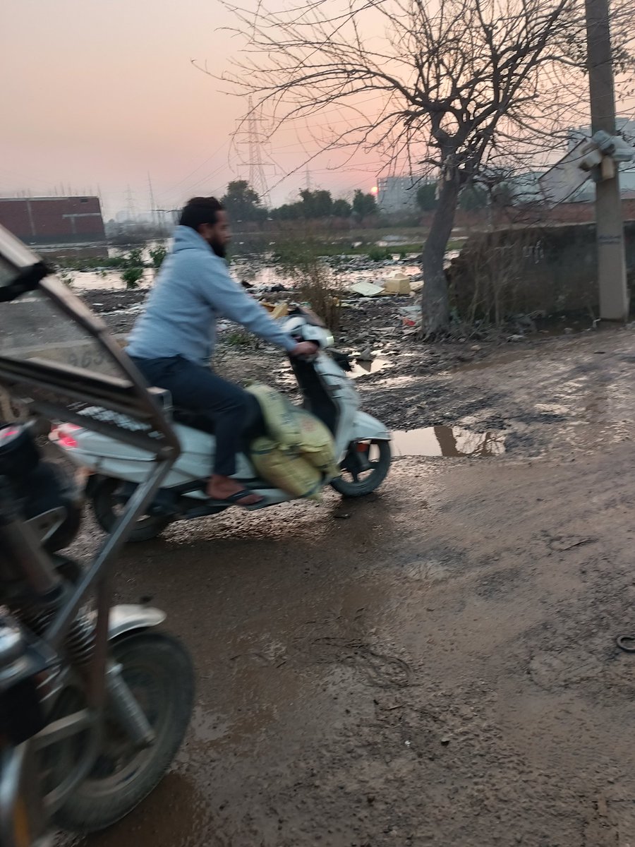 BMinerals22871's tweet photo. @dm_ghaziabad 
महोदय ये गाजियाबाद की हम तुम रोड़ की हालत है आखिर कब तक हम राजनगर एक्सटेंशन निवासी टूटी सड़के, अनियंत्रित ओवरलोडेड बिना नंबर प्लेट के ट्रक, अंधेरी सड़को पर मौत के साए में जिएंगे। https://t.co/9s7X7kxbz9