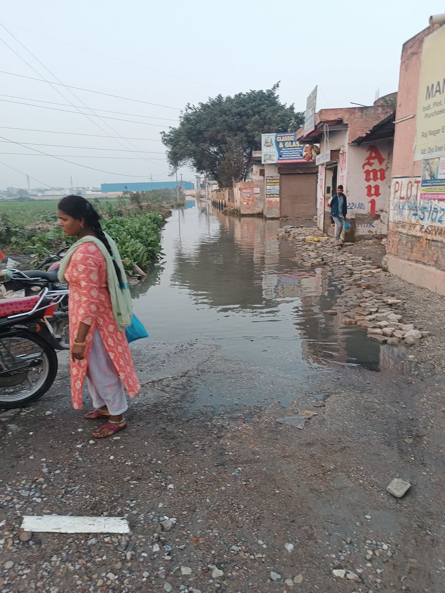 BMinerals22871's tweet photo. @dm_ghaziabad 
महोदय ये गाजियाबाद की हम तुम रोड़ की हालत है आखिर कब तक हम राजनगर एक्सटेंशन निवासी टूटी सड़के, अनियंत्रित ओवरलोडेड बिना नंबर प्लेट के ट्रक, अंधेरी सड़को पर मौत के साए में जिएंगे। https://t.co/9s7X7kxbz9