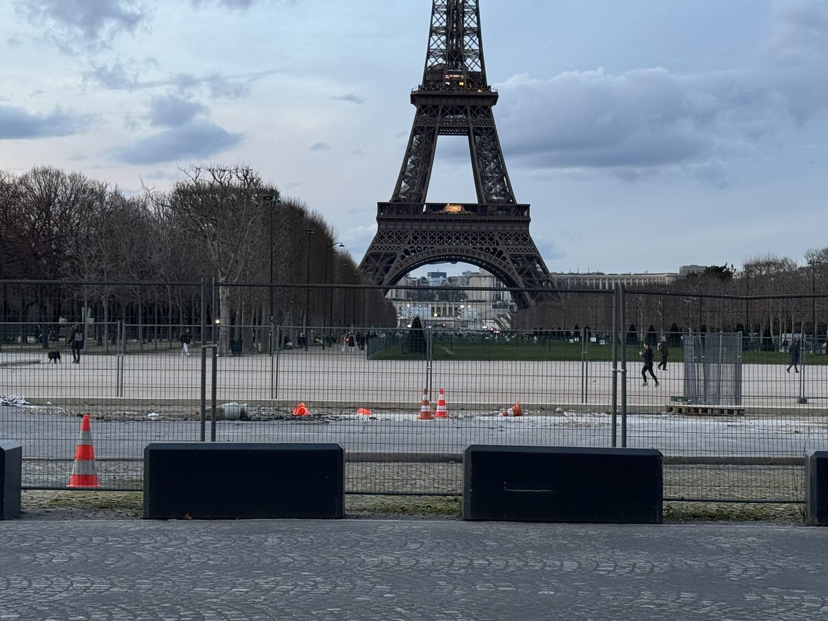 moab92's tweet photo. @AmisChamp2Mars @mairie7 ca fait des mois que le chantier du plateau Joffre est au point mort ! Qu’attendons-nous pour supprimer ces plots de bétons et ces grillages ? Finissons-en avec l’héritage du Grand palais éphémère !! https://t.co/g7K765g1jW