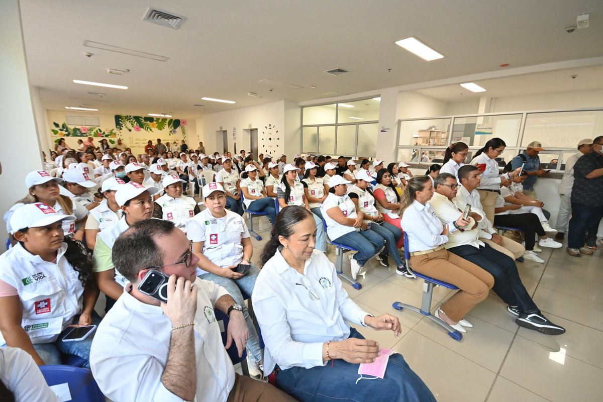 MinSaludCol's tweet photo. Durante su recorrido por el departamento del Cesar, el #Minsalud Dr. @GA_Jaramillo visitó dos hospitales. El primero fue el Hospital José David Padilla Villafañe, donde anunció recursos para dotación y reiteró la importancia de que el hospital radique un proyecto que incluya arco en C y equipos de rayos X.

Posteriormente, en el Hospital Local de Aguachica, el ministro anunció que el #MinSalud asignó recursos por 38.000 millones de pesos para la ampliación de la infraestructura hospitalaria.

Durante el recorrido, se reiteró que el hospital local debe contar con equipos básicos en salud con especialistas para garantizar una atención oportuna y digna a la comunidad.

#ConDignidadCumplimos