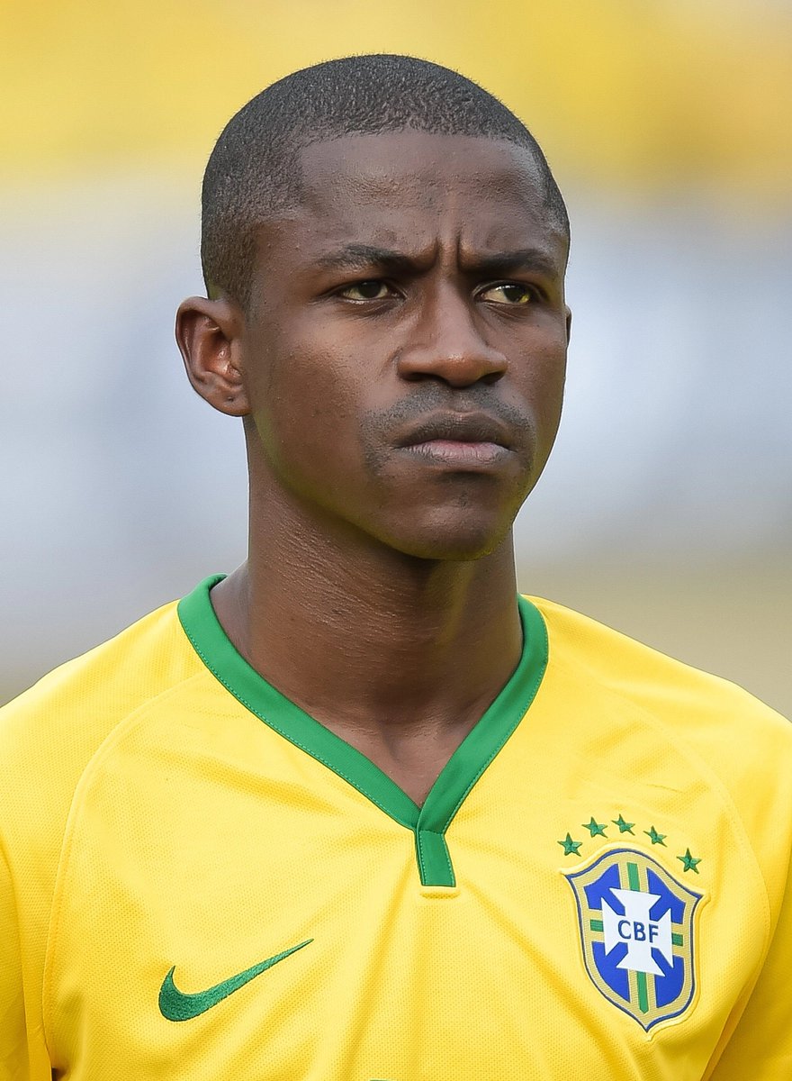 FootballTalkHQ's tweet photo. 🗣️ Ramires: "At home, there were 12 of us, and most days we had nothing to eat. I worked from 8am to 4pm as a construction assistant.

"Then I would rush home to grab my bike because training started at 4:30pm. But I felt happy. When I got to training, I didn't feel tired; I felt nothing. When I put on my boots and stepped onto the field, I was better off than at home."

"I still remember when Cruzeiro signed me. I couldn't believe it; I was in awe and kept thinking, 'Not long ago, I was a construction worker, and now I'm here'."