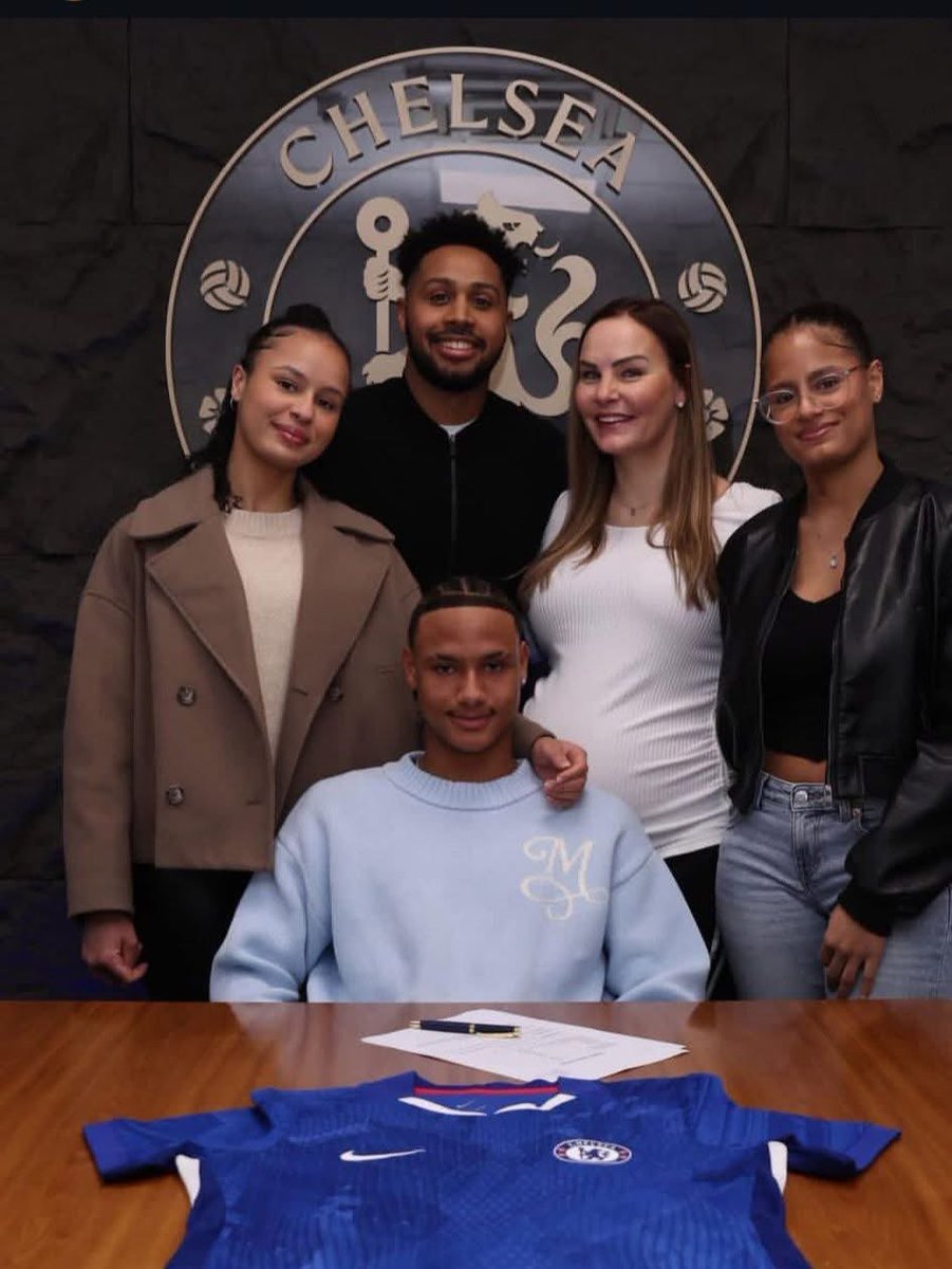 LucaVaran's tweet image. Mathis Eboué signe son premier contrat professionnel avec Chelsea !

Entouré de sa mère et ses sœurs 🇨🇮🙌❤️🐘