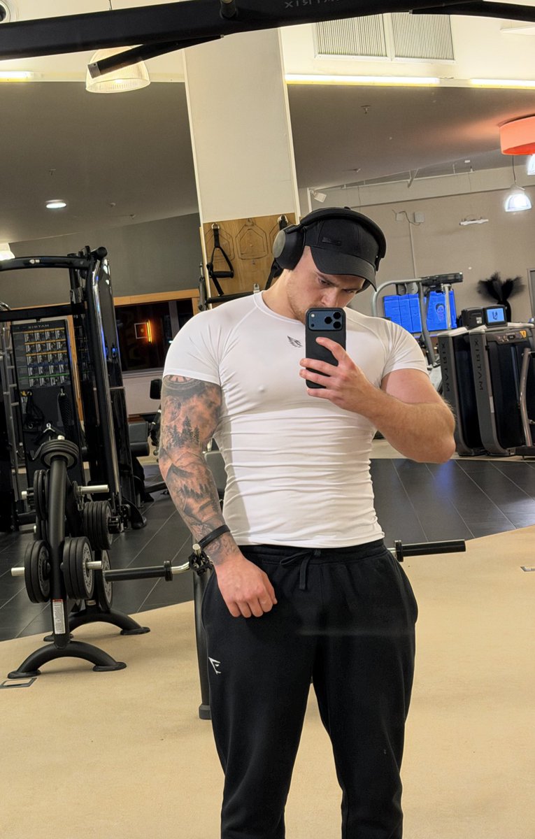 X_skyWolf's tweet photo. Legs shaking, shirt tight, mindset dirty. https://t.co/cqkskuFTyk