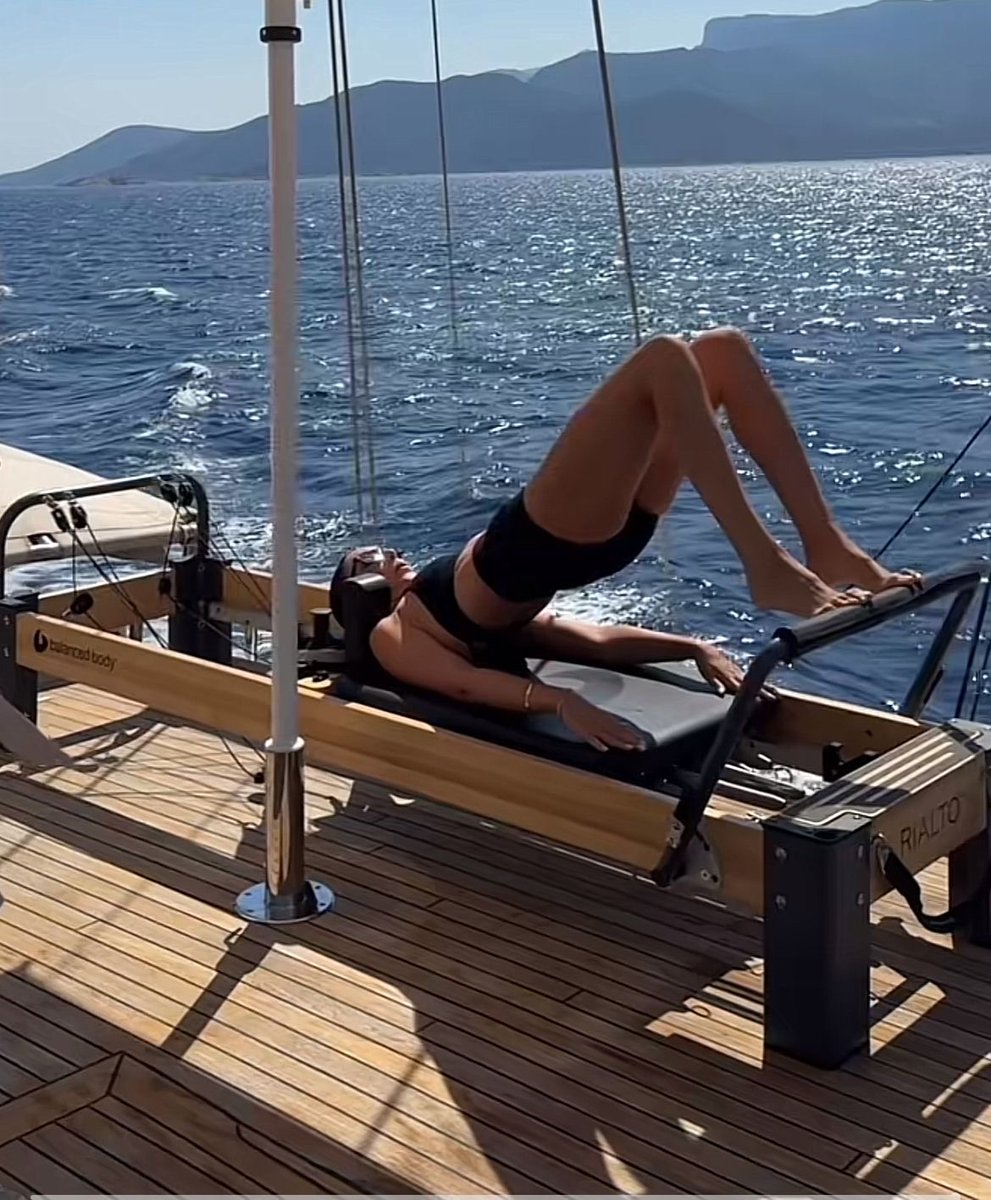Isla_McKayx's tweet photo. — Pilates on a yacht https://t.co/tHrkIHvN4g