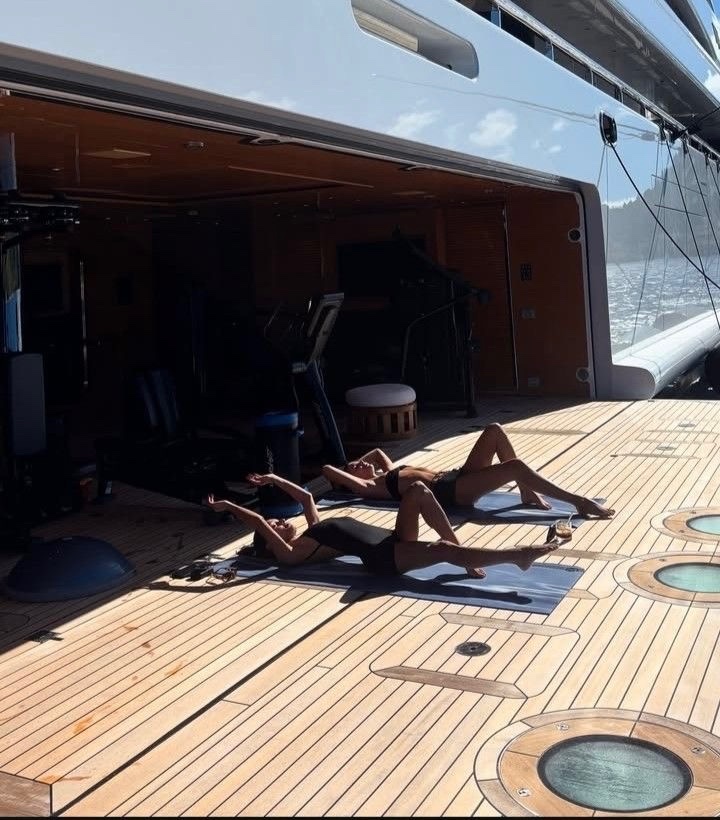 Isla_McKayx's tweet photo. — Pilates on a yacht https://t.co/tHrkIHvN4g
