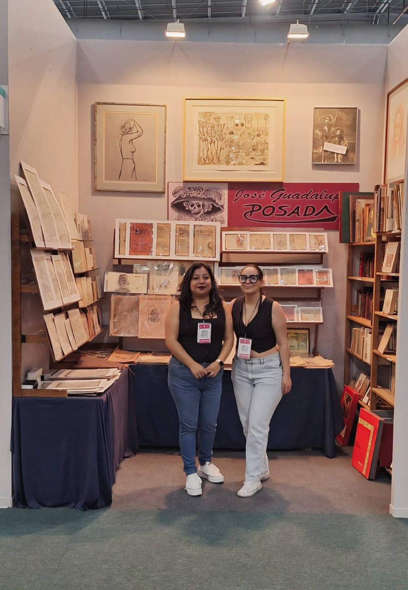 ElBarcodePapel's tweet photo. Puestas y dispuestas nuestras colaboradoras Melanie y Selene para recibirl@s como se merecen en el stand SL07 en la zona de anticuarios junto a leyendas del gremio como don Rodrigo Rivero Lake entre otros. 
El día de hoy estaremos hasta las 8 pm. 
¡No falten!

 #ElBarcoDePapel https://t.co/kasXrJ6ANH