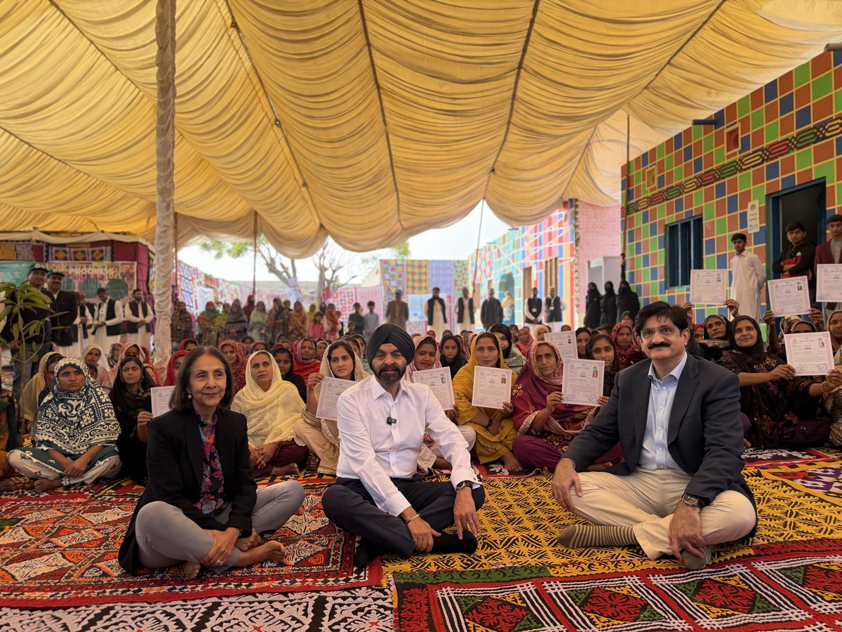 A_Nabikhoso36's tweet image. LARKANO
 Sindh Chief Minister Syed Murad Ali Shah and World Bank Group President Ajay Banga arrived in Bahawal Jatt village, Taluko Dokri, Larkano. Residents of Goth Bahawal Jatt warmly welcomed World Bank President Ajay Banga.
#WorldBank
@MuradAliShahPPP