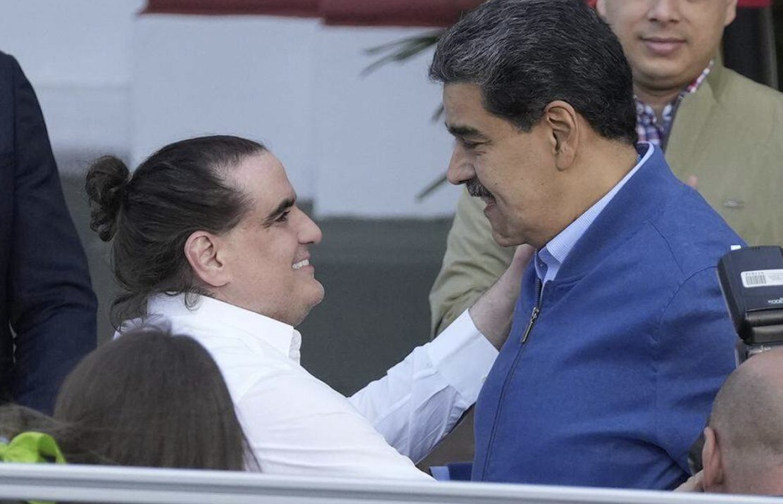 Ahora se van entendiendo las cosas:
Los fiscales piden aplazar la segunda audiencia de Maduro para finales de marzo de 2026.
Delcy le pone los ganchos a Alex Saab y según lo van a embalar para EE.UU, ¿Maduro entregando cabezas?.
Si así va a ser la lluvia que no pare entonces!.🫣