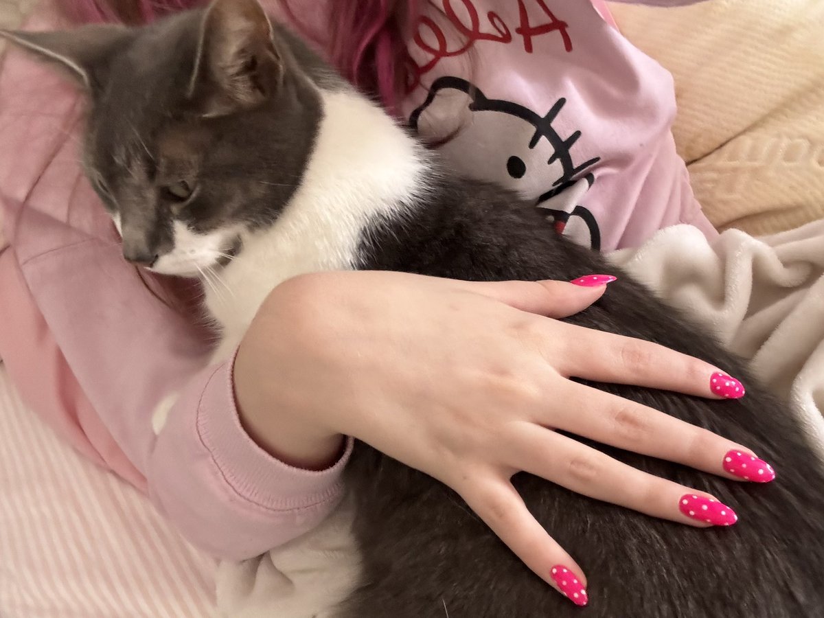 basedbonnibel's tweet photo. new nails ft. baby georgie https://t.co/hx85bFLesp