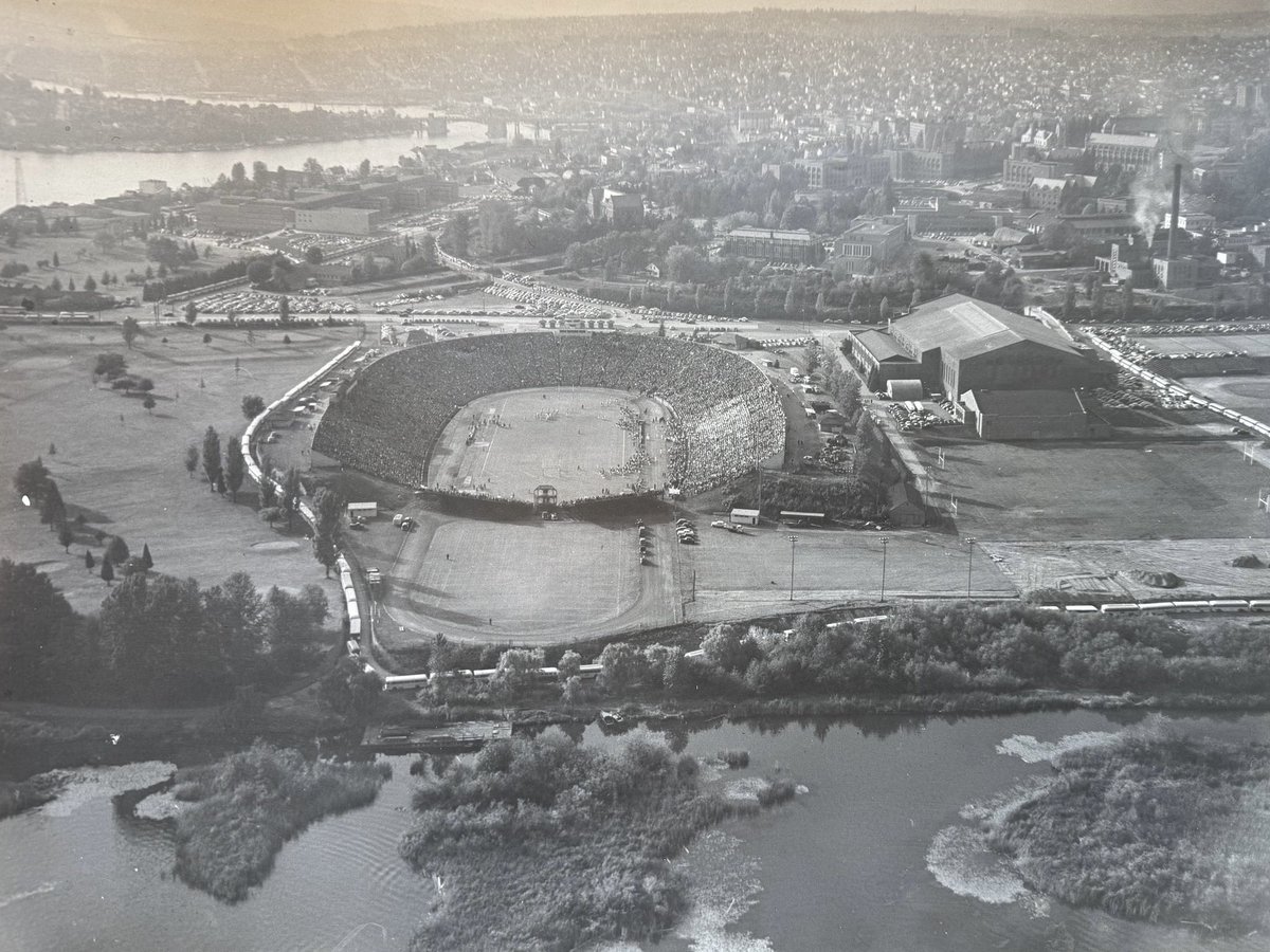 Husky Stadium tweet media
