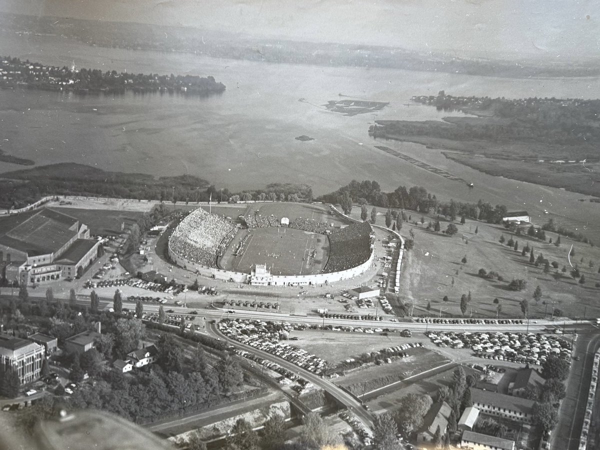 Husky Stadium tweet media