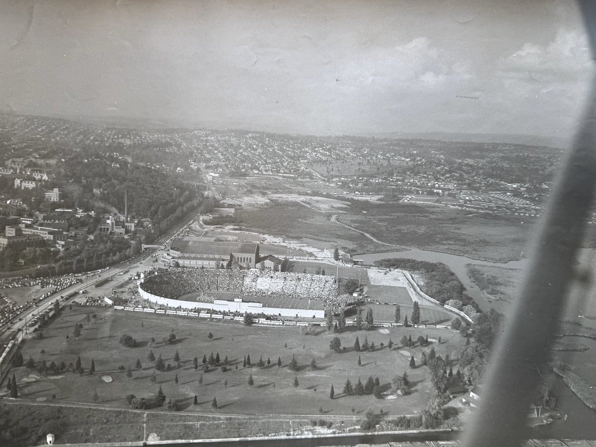 Husky Stadium tweet media