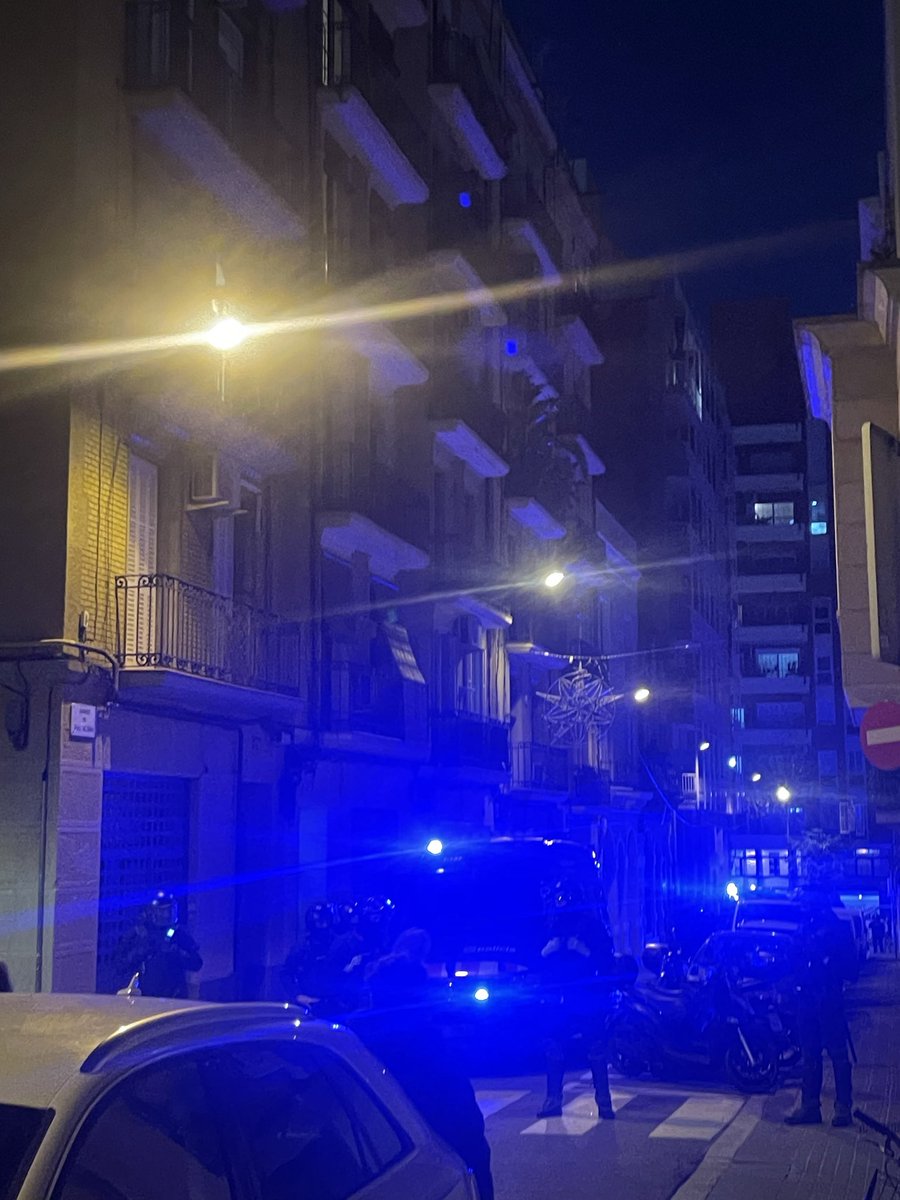 ‼️Aquest matí l’empresa Desokupa Integral s’ha presentat a La Urraka (Pau Alsina, 4) agredint a les veïnes, dues de les quals han sigut hospitalitzades.

A la tarda venen els mossos i acaben la feina, desallotjant-ne els baixos.

✊🏽TOT EL SUPORT A LES VEÏNES DE LA URRAKA!