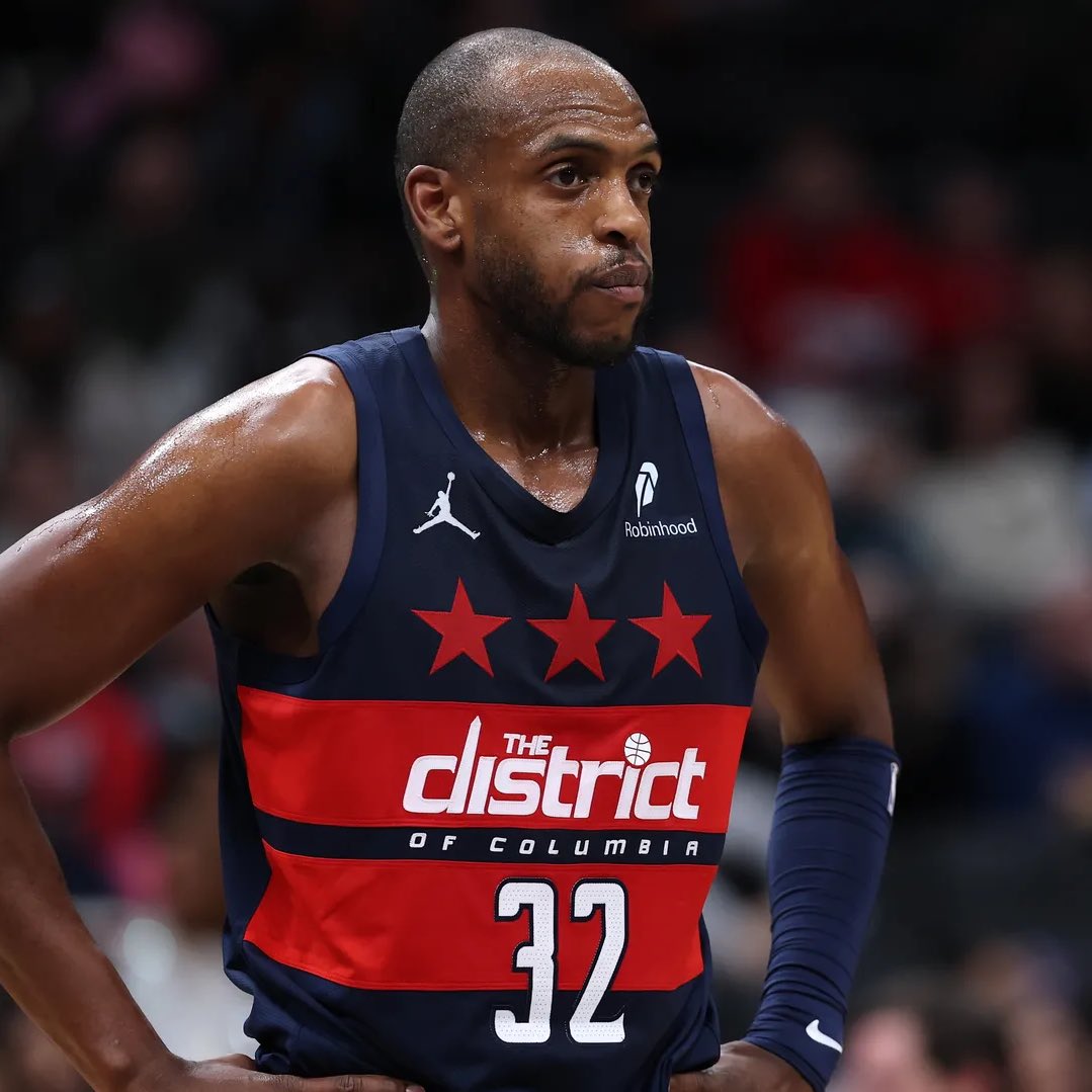 LegionHoops's tweet image. FULL TRADE DETAILS:

Mavericks receive:
Khris Middleton
AJ Johnson
Malaki Branham
Marvin Bagley III
2 first-round picks
3 second-round picks

Wizards receive:
Anthony Davis
Jaden Hardy
D'Angelo Russell
Dante Exum

Oh my… (via ESPN)