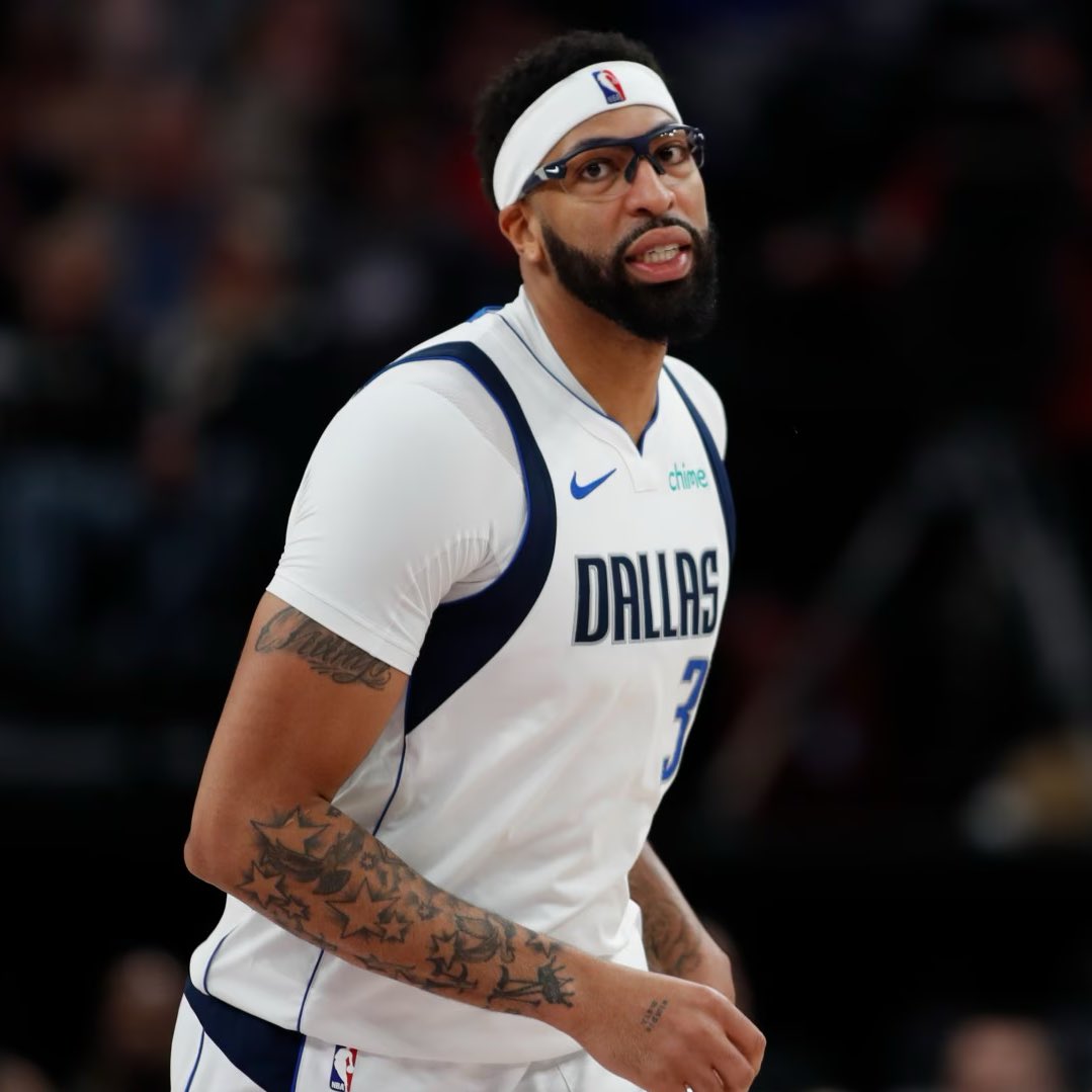 LegionHoops's tweet image. FULL TRADE DETAILS:

Mavericks receive:
Khris Middleton
AJ Johnson
Malaki Branham
Marvin Bagley III
2 first-round picks
3 second-round picks

Wizards receive:
Anthony Davis
Jaden Hardy
D'Angelo Russell
Dante Exum

Oh my… (via ESPN)