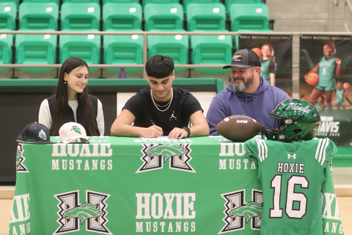 HOXIEFOOTBALL's tweet photo. Great day to be a Mustang! Congrats to ⁦@mackslaughter0⁩ &amp; ⁦@El_Bert16⁩ on their signings to ⁦@WeevilFootball⁩. https://t.co/3OIDcFYNIz