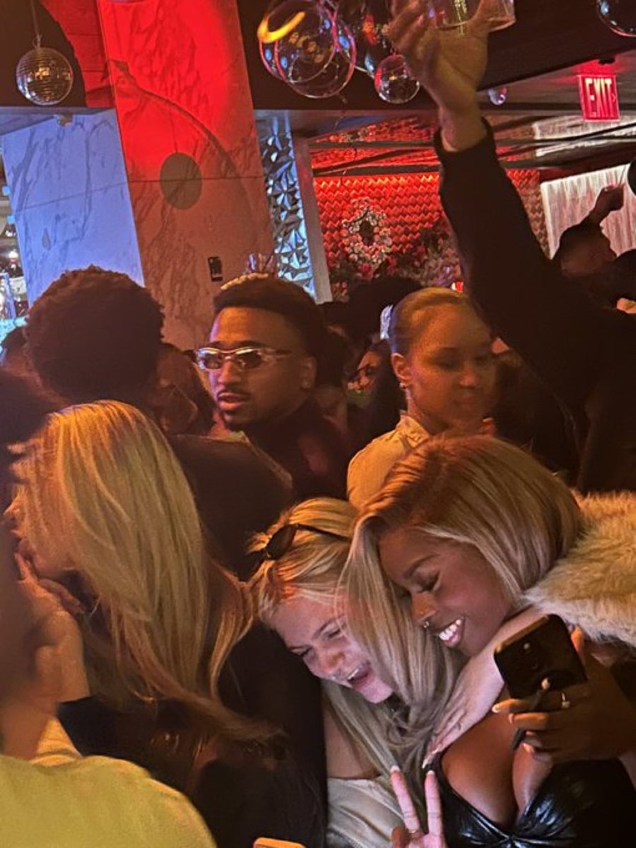 saiIorveIvet's tweet image. everything is connected to them somehow skdhdjdhd