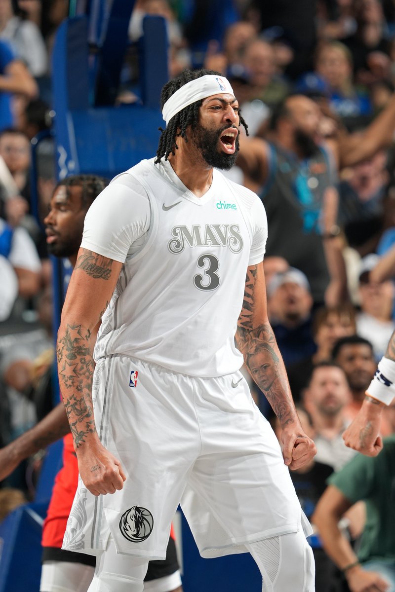 BleacherReport's tweet image. BREAKING: Mavericks are trading Anthony Davis, D'Angelo Russell, Jaden Hardy, &amp;amp; Dante Exum to the Wizards, per @ShamsCharania 🤯🚨

Dallas is receiving Khris Middleton, AJ Johnson, Malaki Branham, Marvin Bagley III, two 1st-RD picks and three 2nd-RD picks