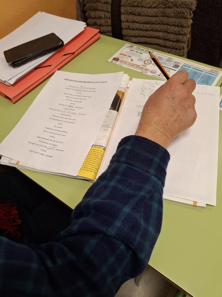 El alumnado de Inglés 🏴󠁧󠁢󠁥󠁮󠁧󠁿 practica el Present Perfect a través de la música 🎶 con la mítica canción “Have You Ever Seen the Rain?” 🌧️🎤, una actividad que les ayuda a mejorar su comprensión, ampliar vocabulario y disfrutar mientras aprenden 😄 <a href="/rodstewart/">Sir Rod Stewart</a> #MetodologíasActivas