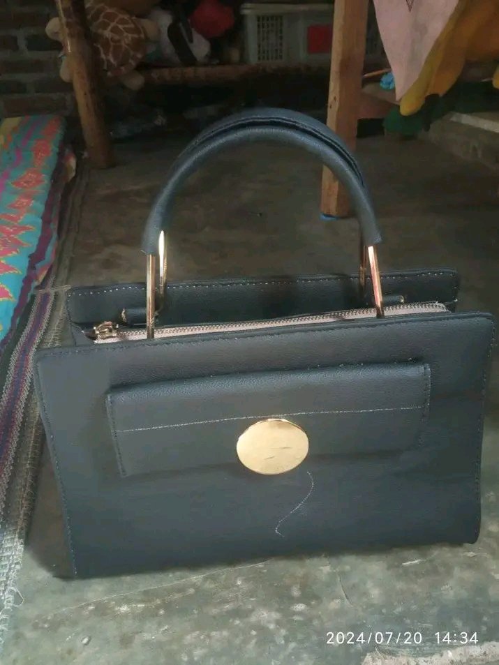 Tas ngelupas, ganti kulitnya, jadi baru lagi,,,