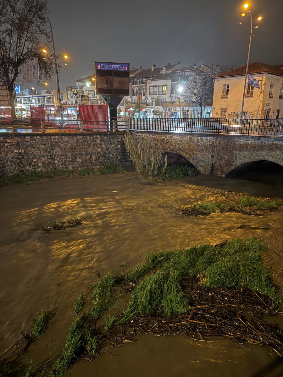 AytoArmilla's tweet photo. ⚠️ AVISO ⚠️ 

Ante el alto riesgo de desbordamiento del Río Monachil se recomienda a la ciudadanía que evite circular por las inmediaciones del mismo y que no se acerquen al cauce. 

https://t.co/YUyylWjHCs https://t.co/01qWvAOFAN