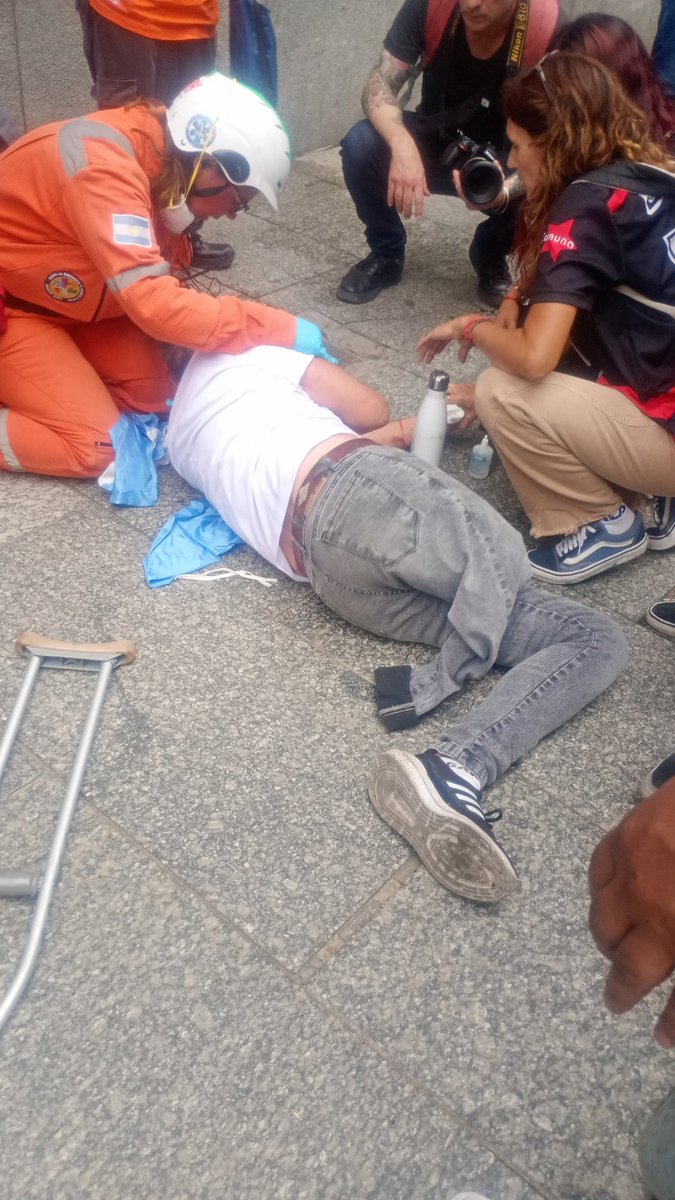 Gasearon a una persona sin una pierna lo quisieron detener. Empezó a convulsionar