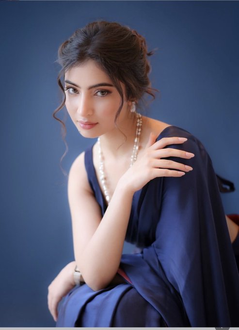 yaribollywood's tweet image. Draped in serenity, shining in blue 💙  #SaraArjun #TimelessElegance