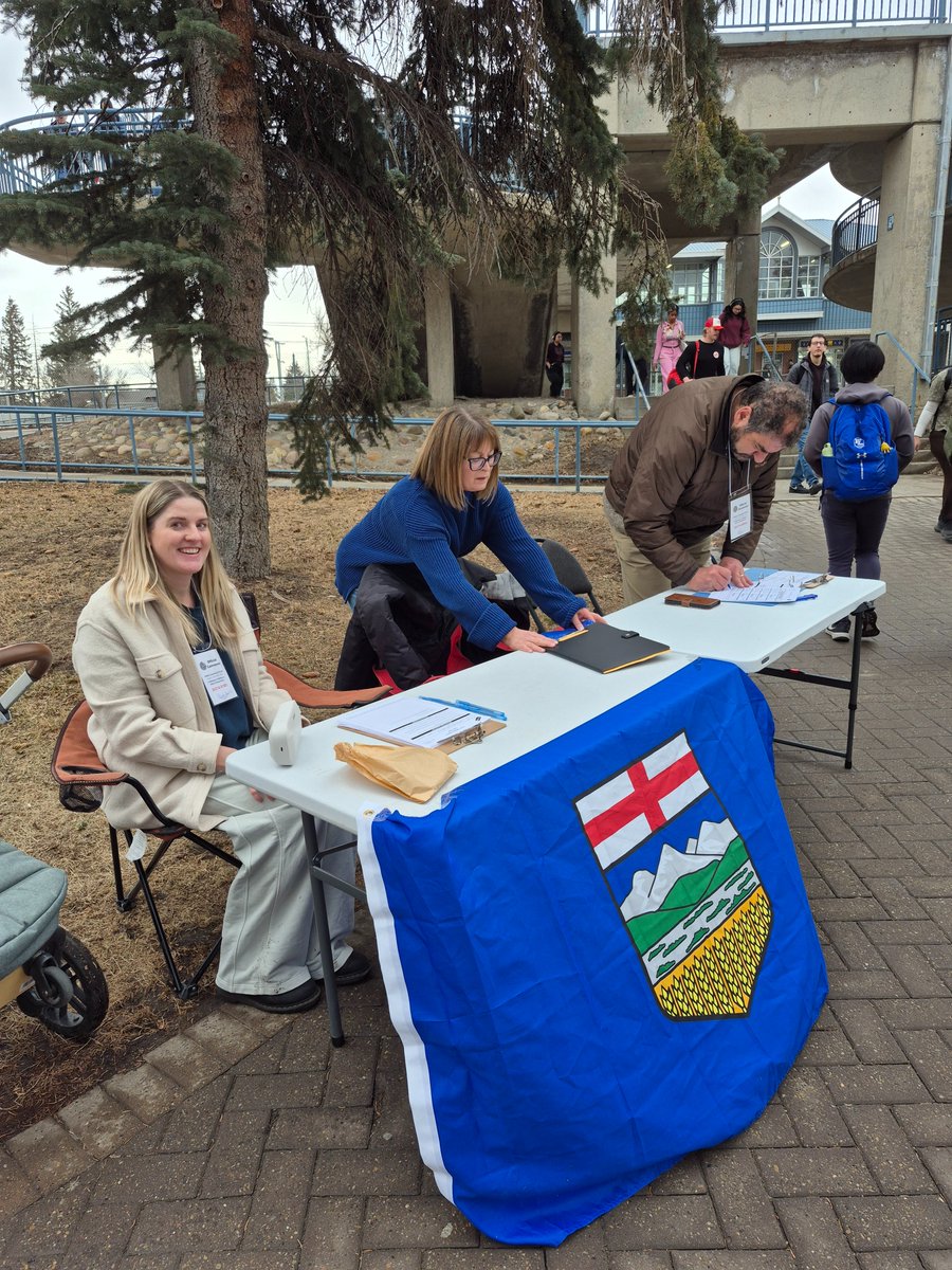 MH_For_MP's tweet image. Signing table for the referendum on Albertan Independence is officially set up for the University of Calgary.