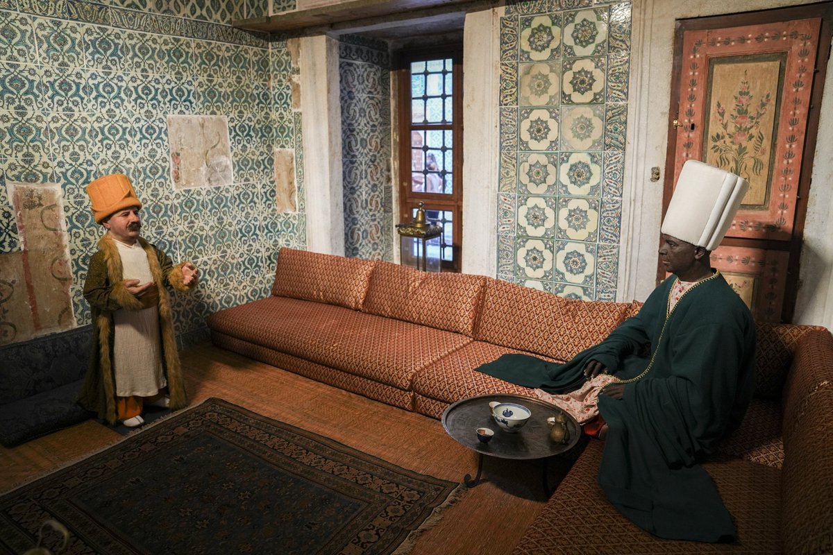 eunuchboys's tweet photo. Wax figures of a black eunuch in the restored Karaağalar Ward of Topkapı Palace 🌺 https://t.co/z8pUJMfD1V