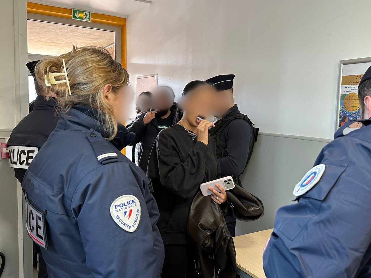 Prefet95's tweet photo. đđźââïž #SĂ©curitĂ©RoutiĂšre #AutoEcole | OpĂ©ration de contrĂŽle au centre d'examen du permis de conduire de Gonesse, en prĂ©sence de @prefet95, avec @PoliceNat95 et les agents du bureau de l'Ă©ducation routiĂšre.
â 1 exercice illĂ©gal de la profession dâenseignement Ă la conduite
đ procĂ©dure administrative engagĂ©e pour travail dissimulĂ©
â 3 auto-Ă©coles en dĂ©faut de contrĂŽle technique
đ immobilisation et mise en fourriĂšre des vĂ©hicules
â 2 moniteurs contrĂŽlĂ©s avec des autorisations dâenseigner pĂ©rimĂ©es
đ procĂ©dure administrative Ă lâencontre des auto-Ă©coles
â 4 verbalisations pour dĂ©faut dĂ©faut dâapposition des Ă©quipements liĂ©s Ă la profession
đŻ Les centres d'examen du permis de conduire du Val-d'Oise sont rĂ©guliĂšrement visitĂ©s. Ă cette occasion, sont rĂ©alisĂ©s :
â
Dépistage de stupéfiants des candidats et moniteurs
â
Lutte contre la fraude Ă lâexamen
â
ContrÎles de conformité des auto-écoles