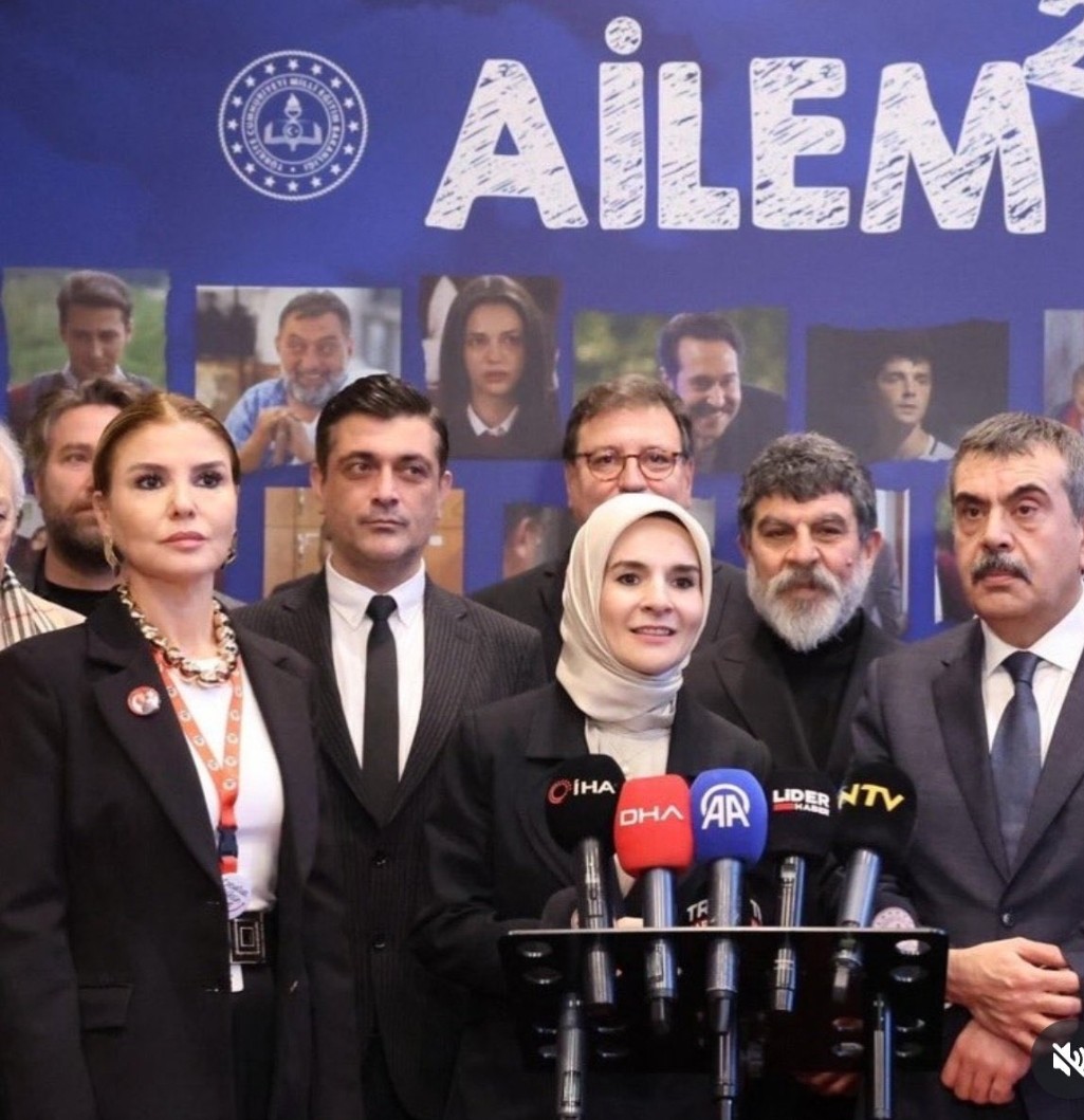 Koca koca hesaplar Yusuf Tekin güzellemesi yapma yarışına girmişler tamam la tamam yarında Gülşenle Hadiseyle poz versinler ama Kilotlu olsun  ELEŞTİRMEYECEĞİZ SÖZ