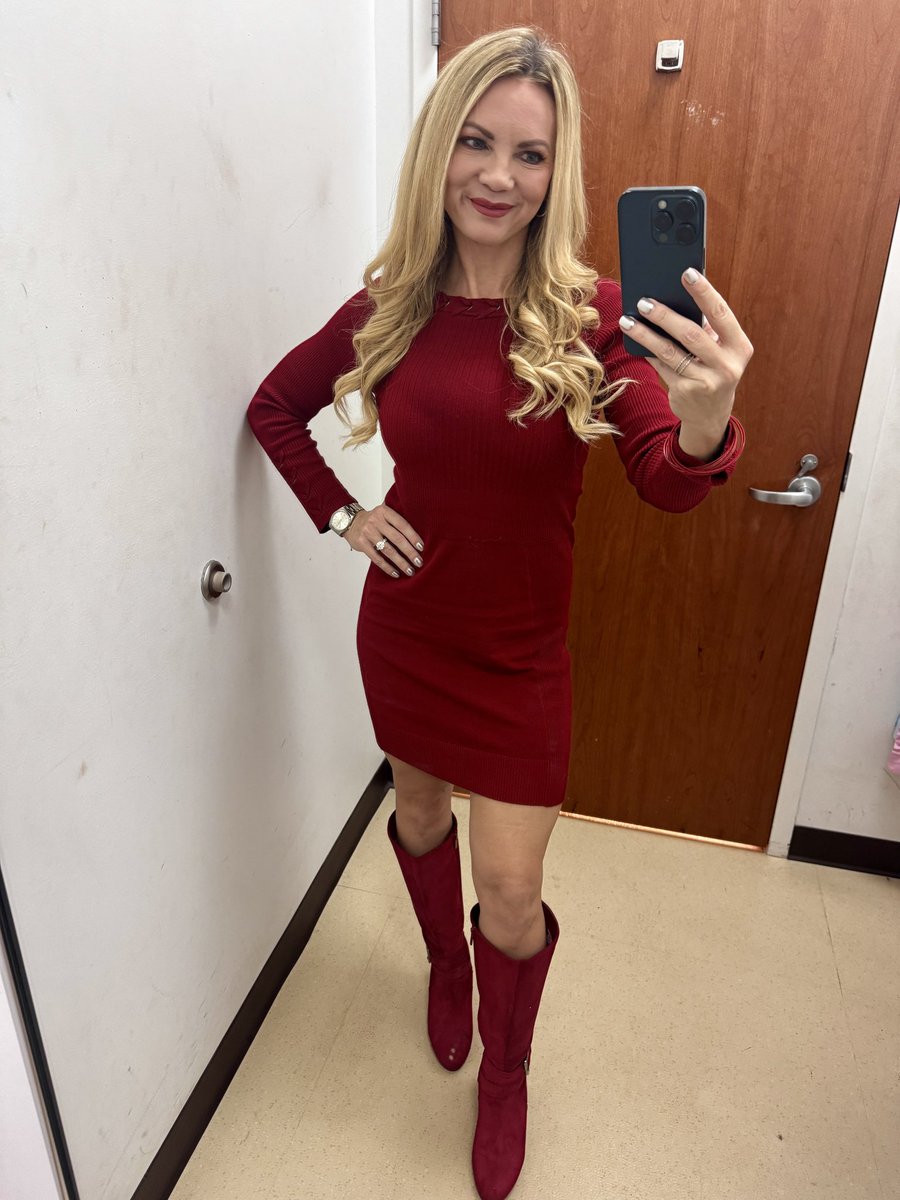 JaceyBirch's tweet photo. Lady in Red ♥️
The temps are warming up here in south Florida but the winter fashions are still in full swing! 🤩 https://t.co/zrJLpBpN2C