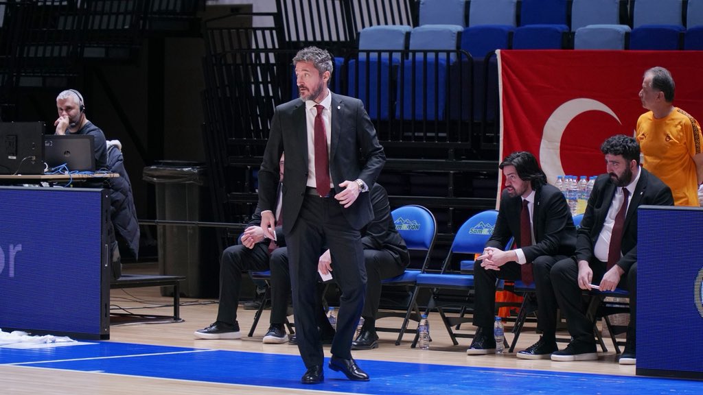 Galatasaray basketbolda çok değerli bir galibiyet aldı. Hapoel Holon’u 86-81 mağlup etti.

Pozzecco geldiğinden beri 7 maçta 6 galibiyet.

İçerideki maçlara gelmelisiniz, 10 sene önceki Abdi İpekçi havası oluşursa bu pozitif hava play-off’larda işi başka yerlere götürebilir.