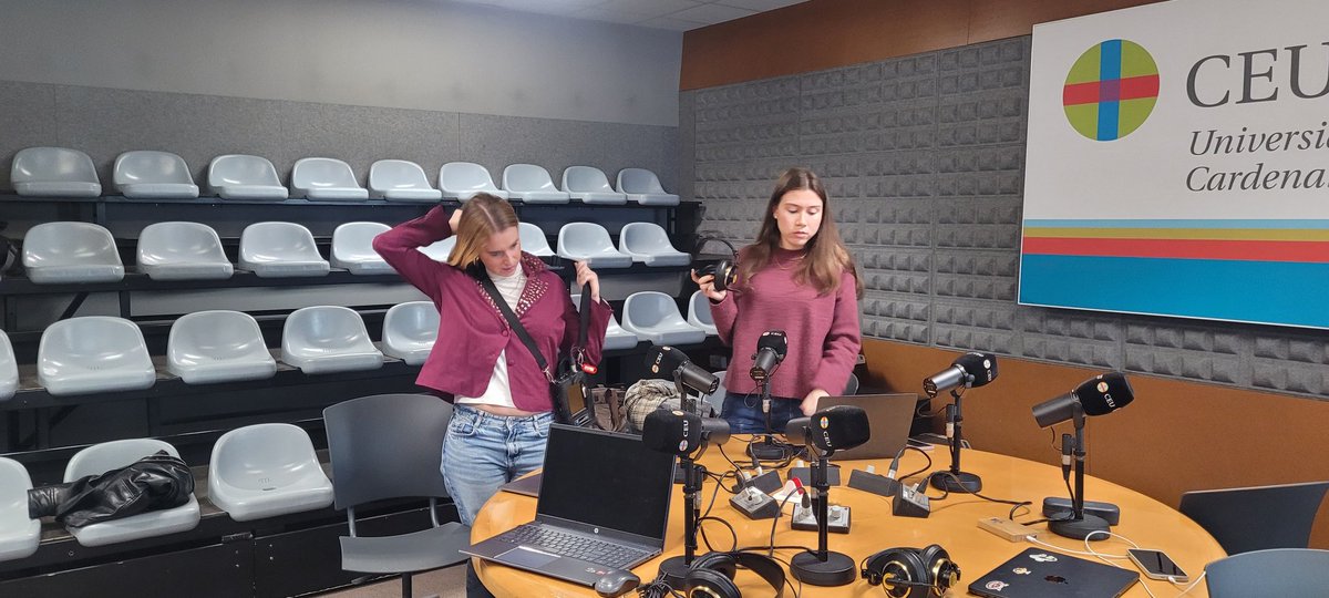 radiagalena's tweet photo. Con el #quantumn salimos a la calle para conocer testimonios de alumnos de la @uchceu que compartir en las prácticas de #radio. Aprendemos a hacer boletines, diarios, coloquios, entrevistas, reportajes.... el sonido es emoción, la radio son historias. https://t.co/EYa4Sa5AJ4