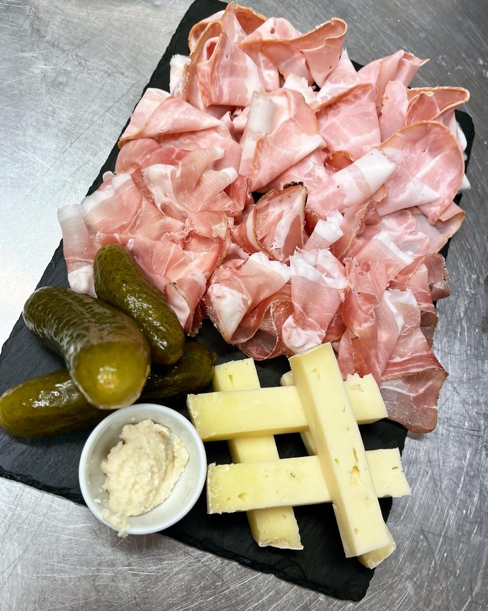 TAGLIERE DEL TIROLO…. #speckaltoadige #pancettastufata #cren #tomaalpeggio #gasometropub