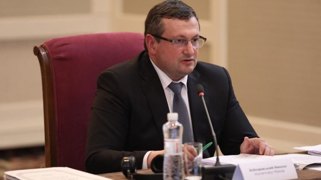 pogrebeckij's tweet image. Знайомтесь БОМЖ Микола Войнарівський, він же Суддя Миколаївського районного суду, він перебував на обліку у центрі безпритульних. Обличчя, статура, костюм, посада - типовий БОМЖік))).
У всякому разі, саме офіційний статус безпритульного дозволив йому отримати безкоштовне житло…