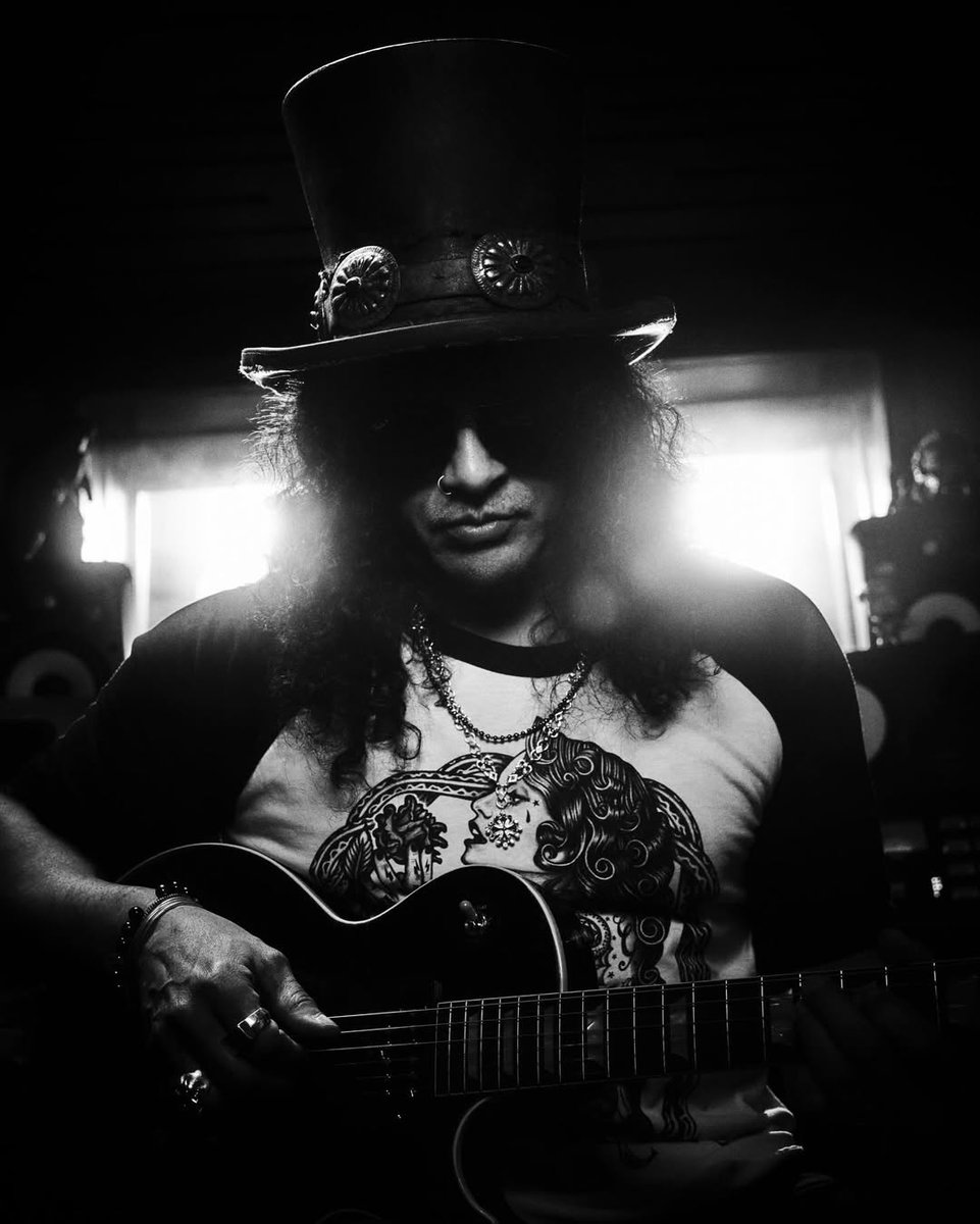 Really cool pics by Shayan Asgharnia: 

"How may silhouettes are as iconic as the one belonging to Slash? 🖤
Photographed at his home studio in LA".

#Slash