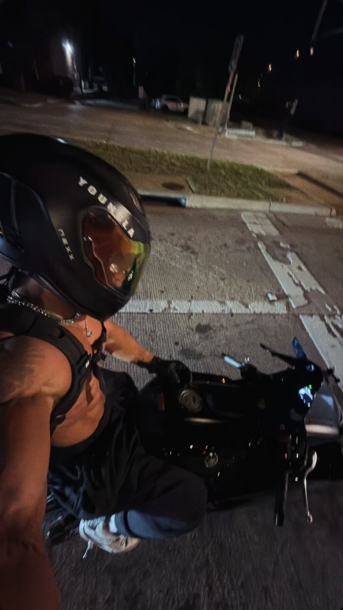 multimuserps's tweet image. On my way to your girlfriend's house