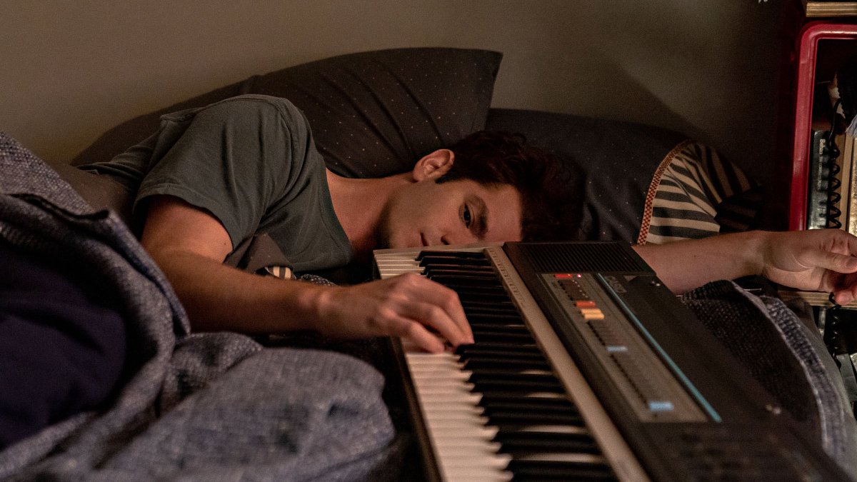 간절히 이루고 싶은 꿈이 있어 오랫동안 매달려 본 적 있는 사람, 아직 제대로 이룬 게 없는데 시간은 자꾸만 흘러가서 미쳐버릴 것 같은 기분을 느껴본 적 있는 사람, 돈 쪼들리면서도 커다란 야망을 품고 반짝반짝 빛나본 적 있는 사람… 틱틱붐 보자… 그리고 살아간다는 것의 아름다움을 느껴보자