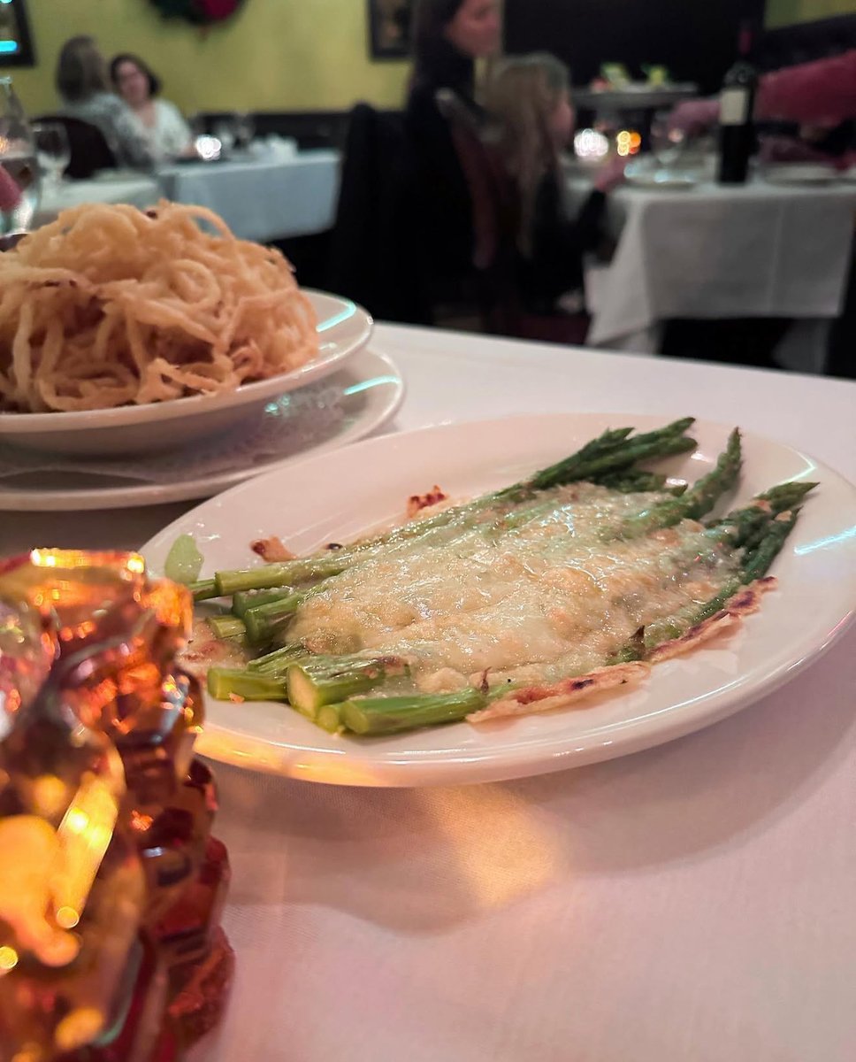 The sides that never steal the spotlight
Only elevate it. #EdwardsSteakhouse #JerseyCityEats #SteakhouseVibes