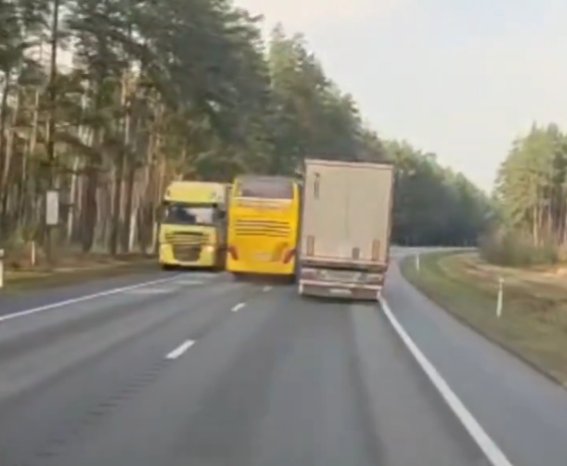 LetonCarlos's tweet image. Ja pasažieri būs piesprādzēti ar DROŠĪBAS jostām, autobusu šoferiem būs DROŠĀK izpildīt šādus manevrus 🤦