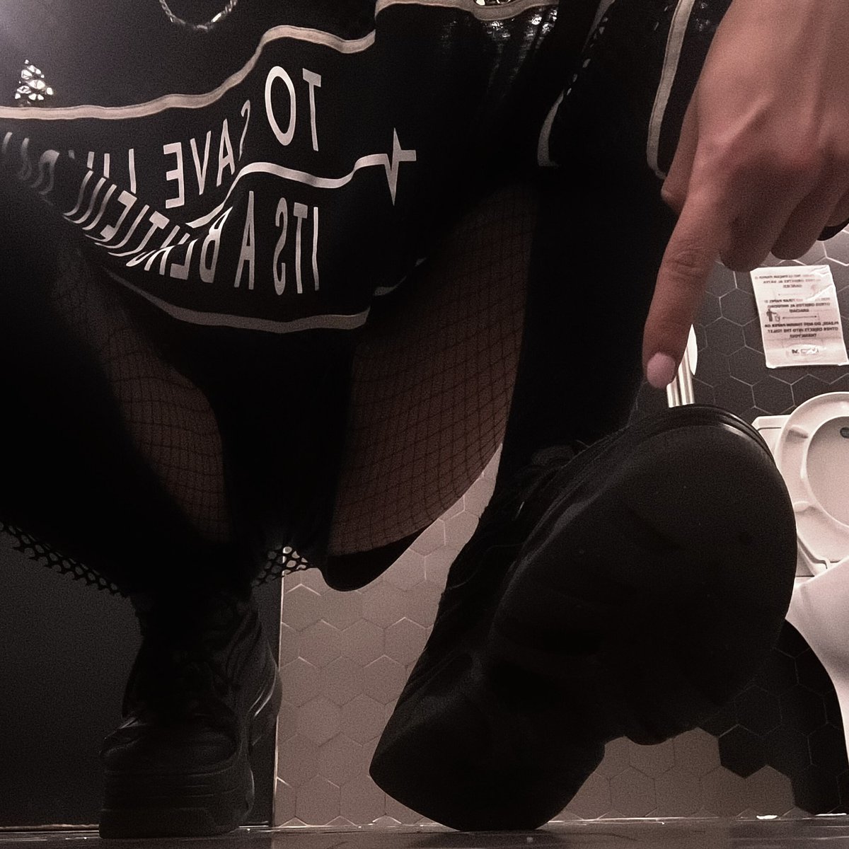 dommeseraph's tweet photo. A mis putos pies en un baño público aleatorio 😈🔥😂 así es como te gustaría estar? 🦶🏻🐶 pues ya sabes 💸💸💸 corre a mi DM a suplicar 😂👑

#femdom #findom #femdomme #findomme #transdomme #cuckold #simp #sumisofinanciero #pagafantas #humanatm #finfet #femboy #kink #ts #girldick https://t.co/1mayfJ2HbK