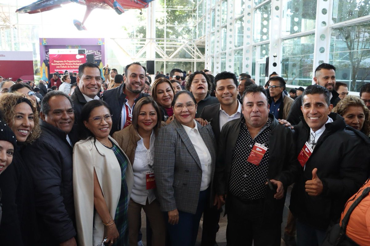 SEducacionVer's tweet photo. 👥 📘 Más de mil 200 supervisores escolares y jefes de sector del sistema estatal y federal compartieron experiencias en la Segunda Reunión Estatal del Programa “POR TI”, que durante dos días se realizó en Xalapa.

Con educación hay transformación, justicia social y desarrollo📚. https://t.co/zqCBQ38WZH