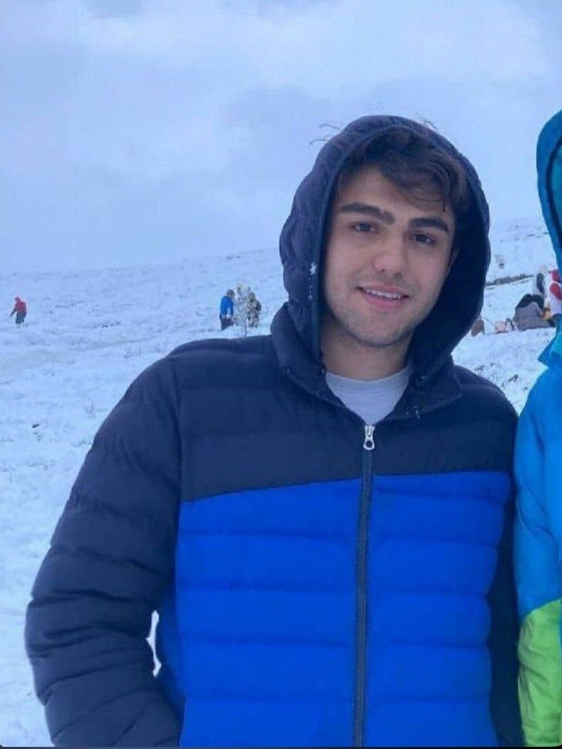 یک عزیزی ازم خواسته اسم دوست جاویدنامش رو مجددا بیان کنم.
با افتخار اطاعت امر میشه هموطن عزیزم.
فرزند ایران و جاویدنام وطن #یزدان_تمنا، جوان برومند ۱۹ساله، کشته شده در ۱۸ دی، در خاک دلاورخیز مشهد.
یاد و نامت تا ابد جاوید، یزدان عزیزم🫡💚🤍❤
