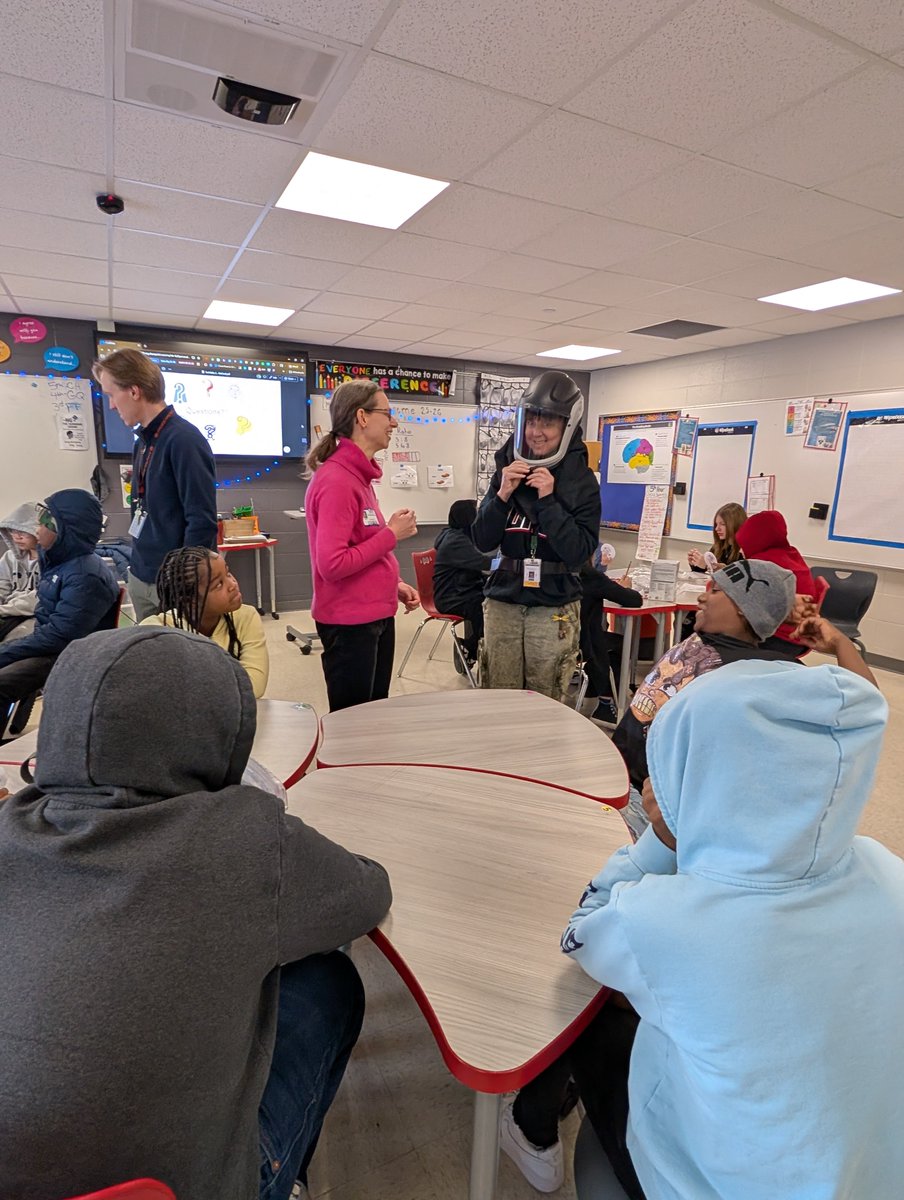 bmssteam's tweet image. We welcomed engineers from 3M who spent time with students sharing their engineering pathways and careers at 3M! Students enjoyed the hands-on experience and getting to see and explore real products the engineers work with every day.  #engineeringinaction #STEMCareers