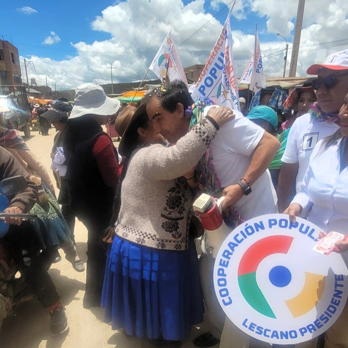 yonhy_lescano's tweet photo. #Puno | La política se hace con el #pueblo, no con regalos. Gracias #Ayaviri, por el abrazo sincero y la confianza 🤝 https://t.co/pyUeH58YXa