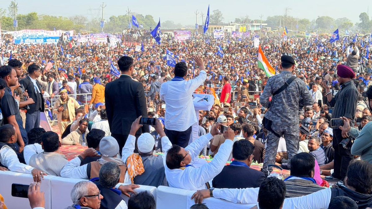 BA4Budaun's tweet photo. उत्तर प्रदेश के जिला कन्नौज मे “*संवैधानिक अधिकार बचाओ, भाईचारा बनाओ*” महारैली का आयोजन किया गया।
जिसमे मुख्य अतिथि के रूप मे आज़ाद समाज पार्टी कांशीराम के राष्ट्रीय अध्यक्ष, नगीना सांसद, माननीय @BhimArmyChief जी मौजूद रहे। कन्नौज की सम्मानित जागरूक जनता को कोटि-कोटि साधुवाद। https://t.co/t5QaCtOzuy
