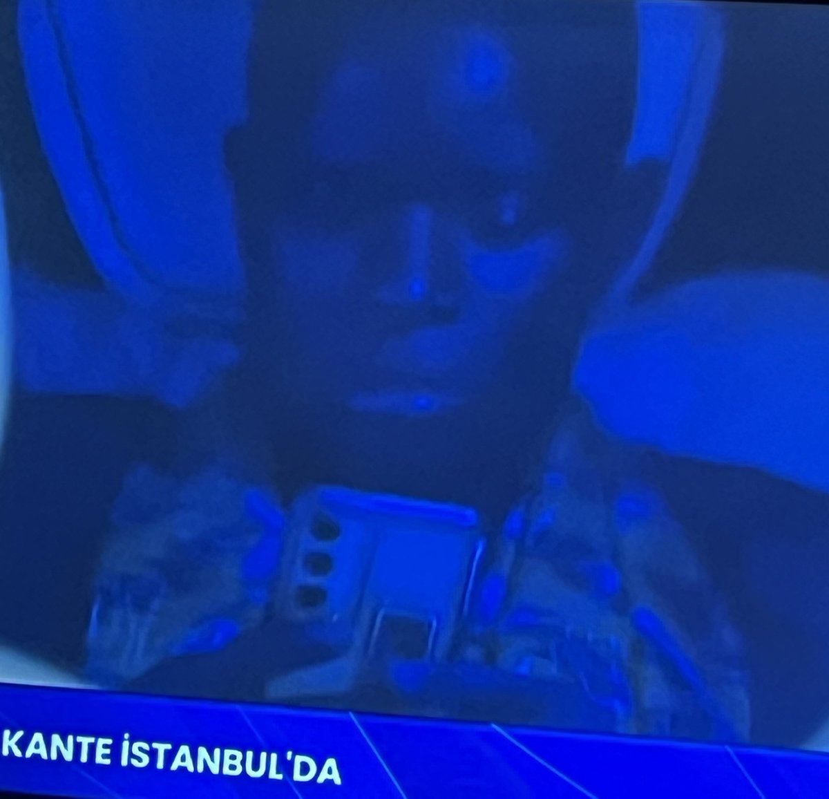 ewreyildiz's tweet photo. İPhone kullanmayan mütevazı birini bırakıyorum buraya. #kante #ngolokante #fenerbahçe https://t.co/IkZsF3DuRO